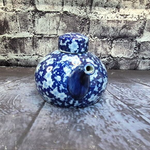 Vintage Floral Blue and White Teapot - Picture 3 of 7